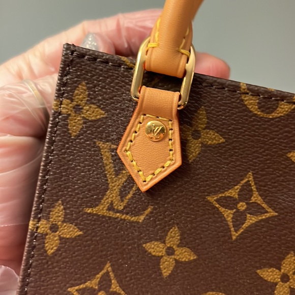 New Louis Vuitton Petit Sac Plat. Product ID: M69442. Material&Color: Monogram. - Picture 5 of 16
